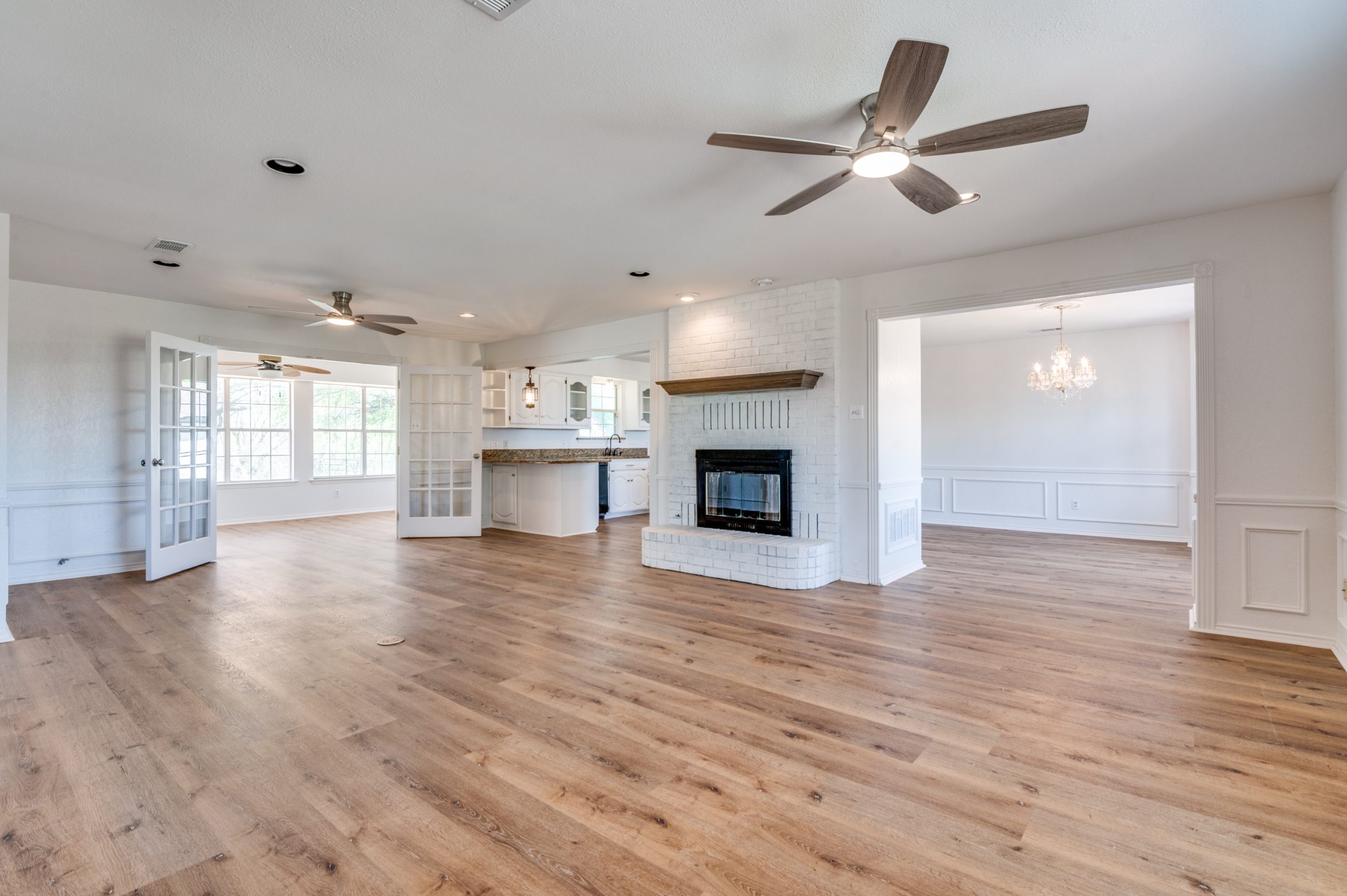 residential living room, vacant - before virtual staging