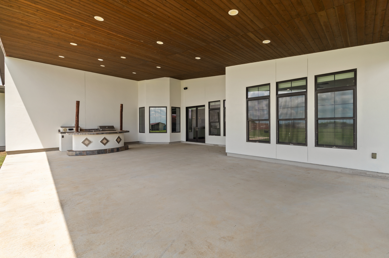 outdoor patio_before virtual staging